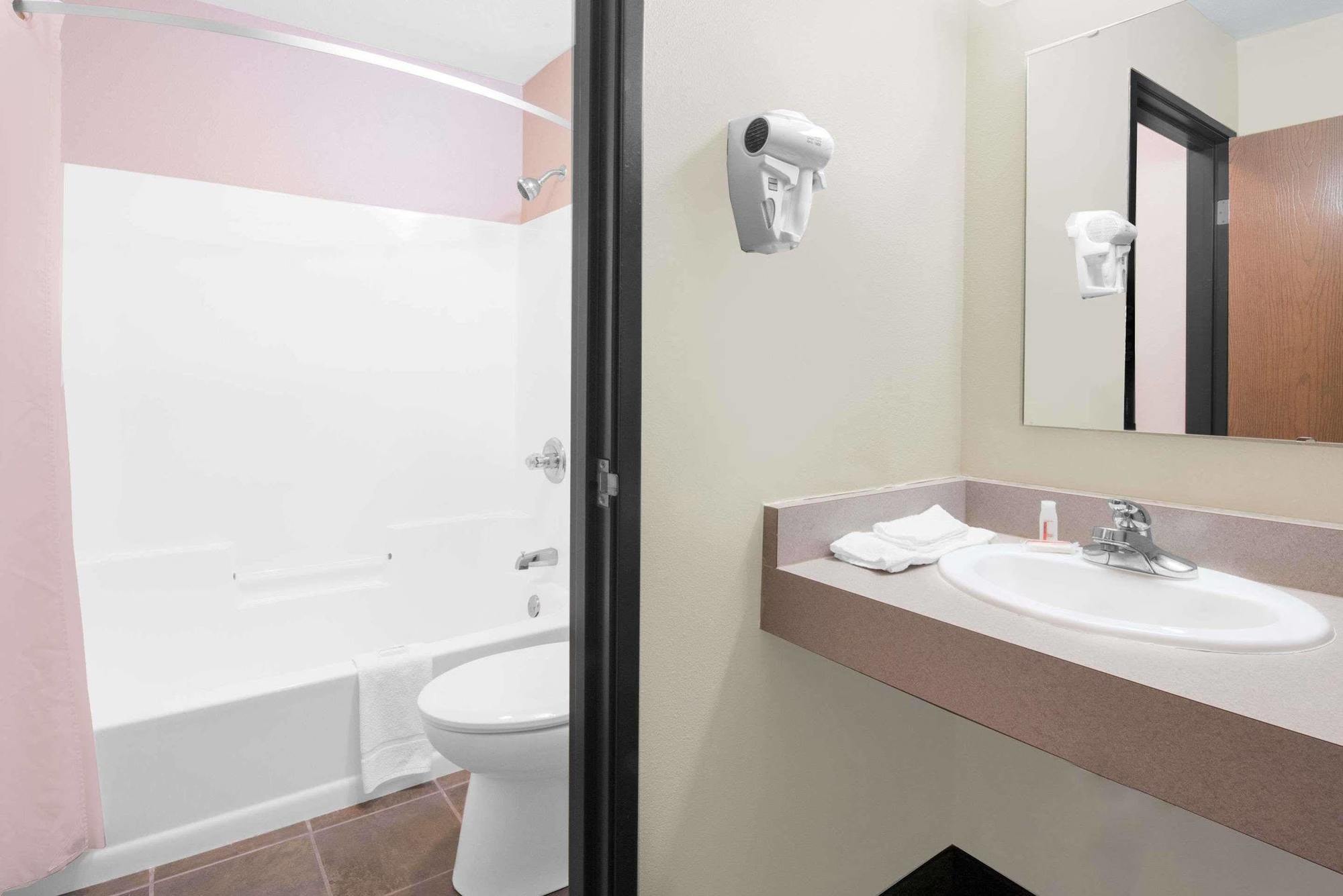 Northwoods Inn And Suites Ely Ngoại thất bức ảnh